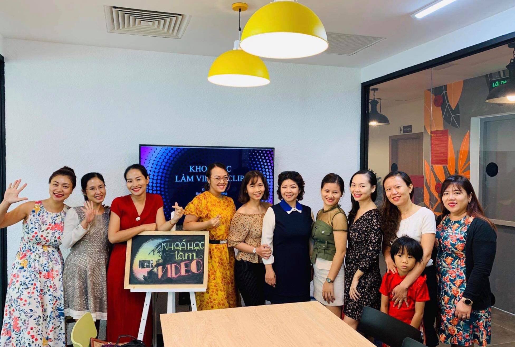 (Khai giảng khoá học LÀM VIDEO CLIP tại C.UP ACADEMY với các học viên đến từ nhiều doah nghiệp khác nhau, do Nhà sản xuất - Giảng viên Truyền thông Đa phương tiện HOÀNG THỊ THANH HẰNG giảng dạy)